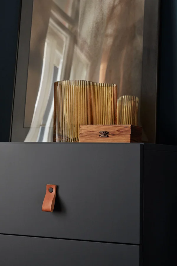 Elegancka czarna komoda z detalami ze skóry i złota